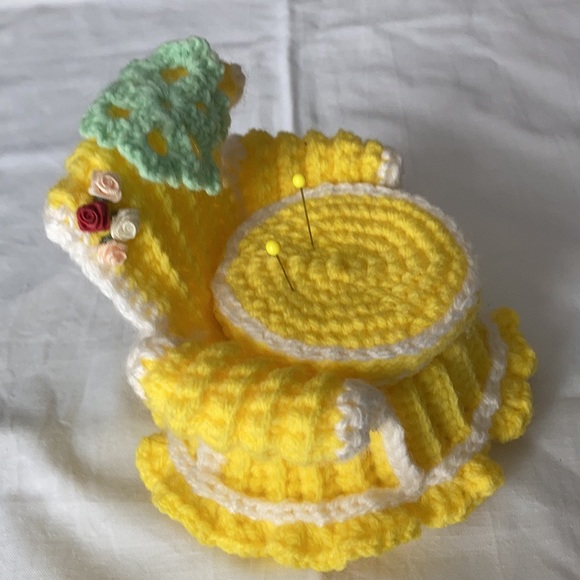 Hand crochet chair pin cushion color yellow and white - Picture 2 of 2